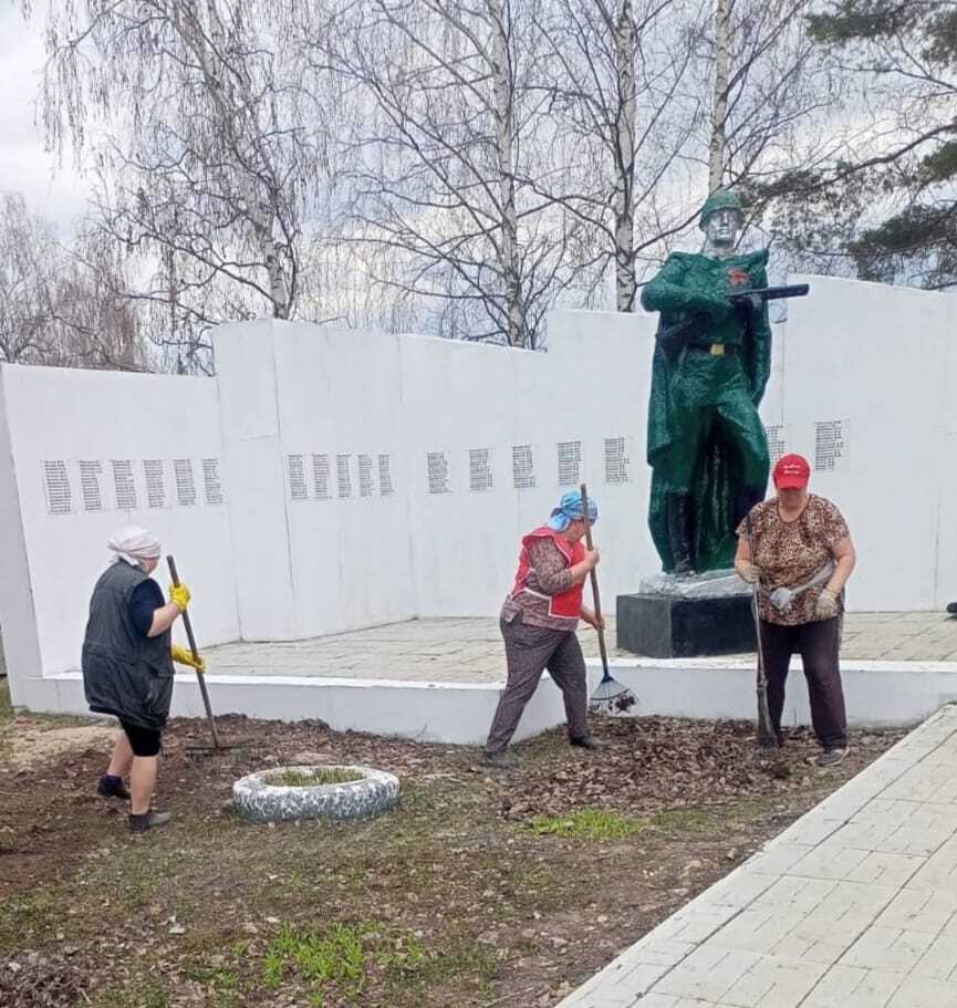 Уборка могил захороненных участников ВОВ
